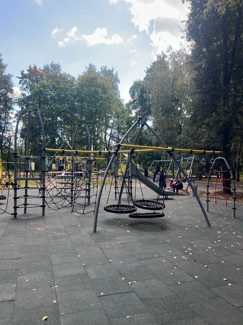 Игровое оборудование в парке Машиностроителей в Узловой